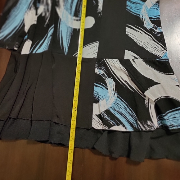 Color Block Style Blouse with Sheer Sleeves and a Tiered Ruffled Hem, Size Large - Picture 5 of 7